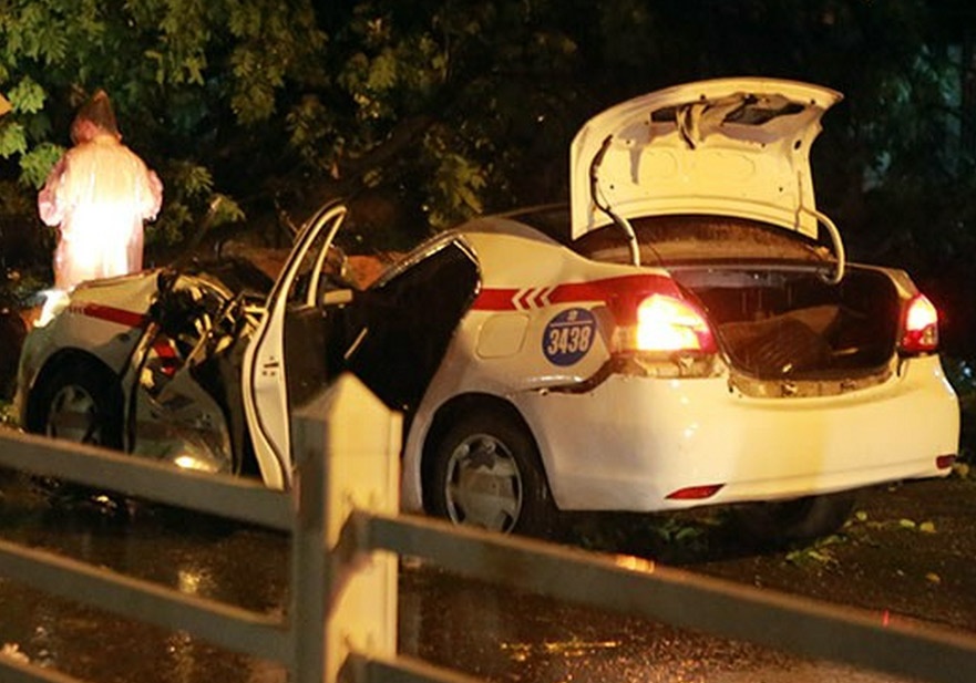 Nu hanh khach keu cuu khi tai xe taxi bi cay do de chet hinh anh