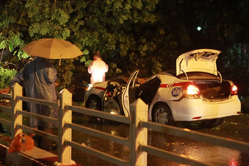 Chiếc xe taxi gặp nạn tại đường Hùng Vương. Ảnh: Hoàng Anh.