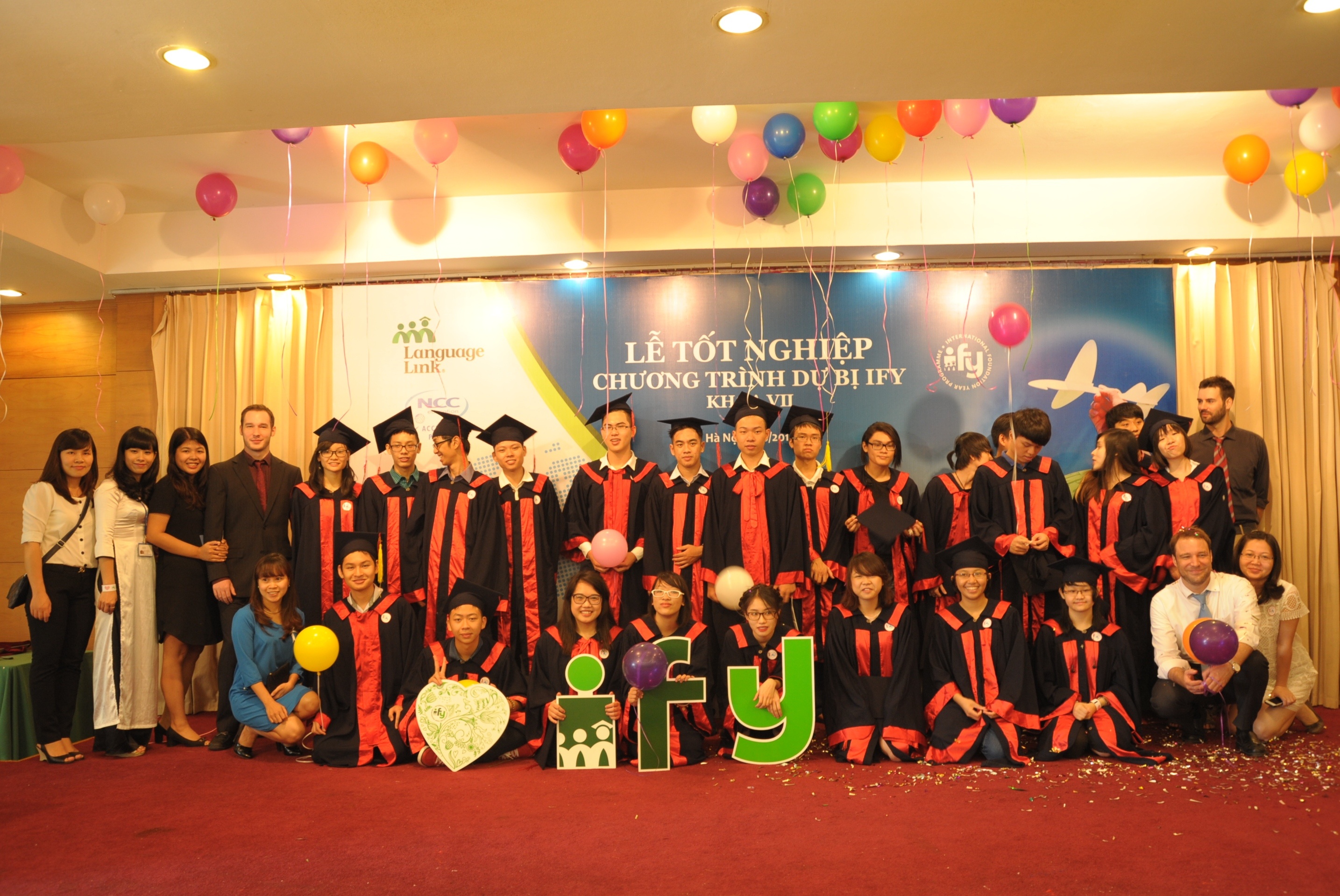 Sinh viên khóa VII chương trình Dự bị Quốc tế IFY trong ngày bế giảng.
