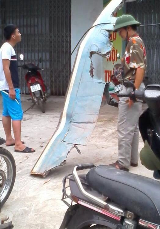 Nguoi dan ke lai phut may bay roi hinh anh