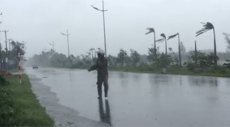 Nguoi dan di lieu xieu trong bao Than Sam hinh anh