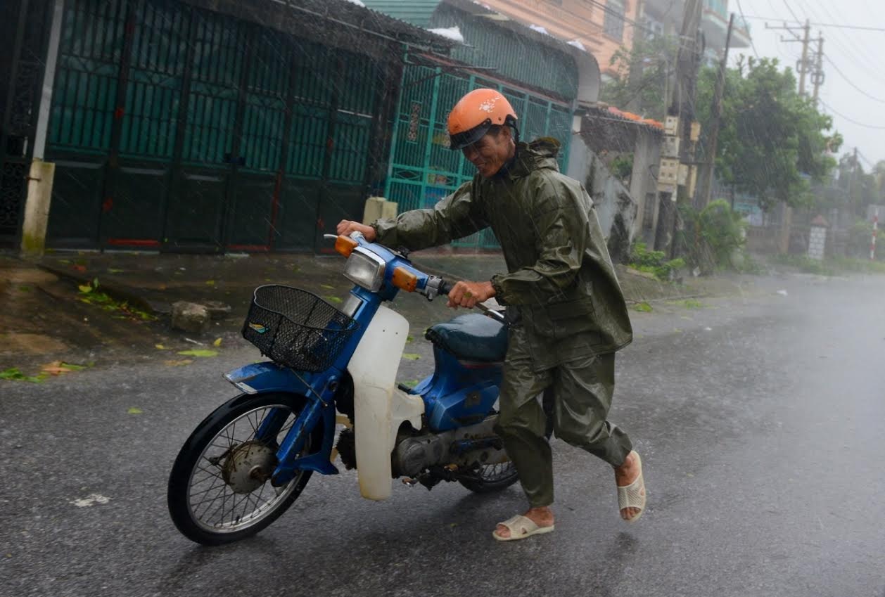 Nguoi dan Mong Cai vat va di chuyen trong bao Than Sam hinh anh