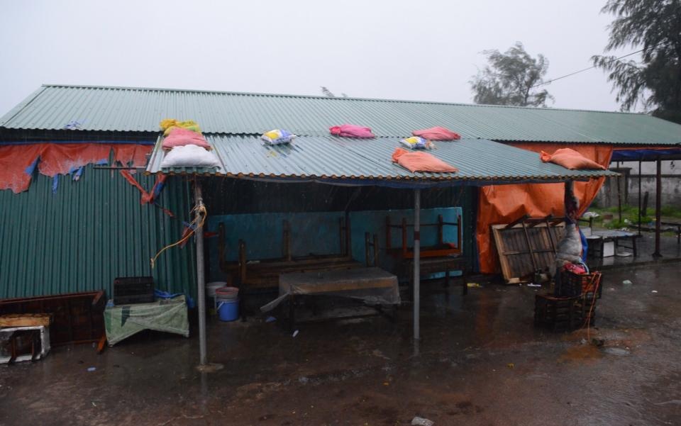 Gio lon cua bao Than Sam bat dau tan cong Mong Cai hinh anh