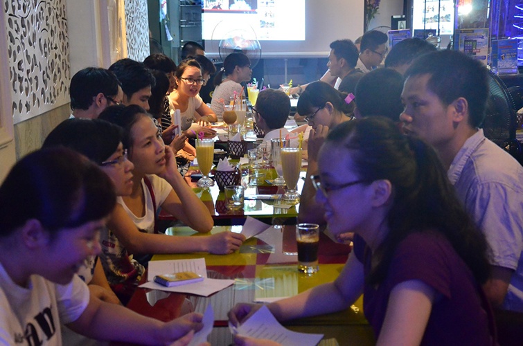 Từ không gian cafe ấm cúng như một buổi tụ tập bạn bè.