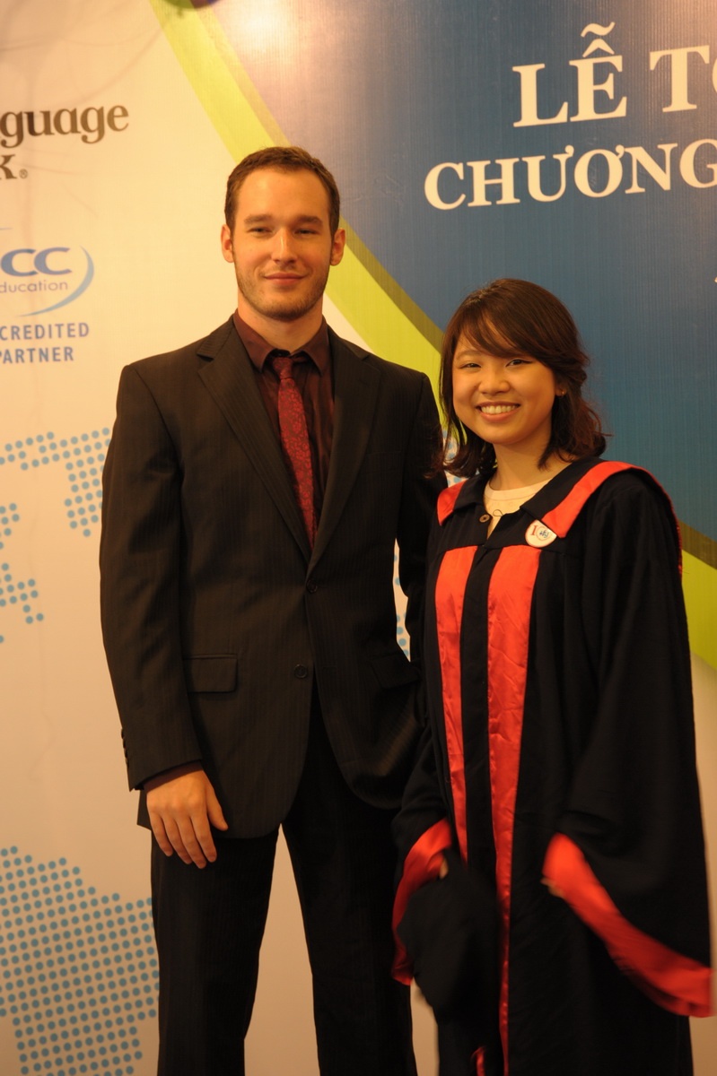 Bạn Trần Ngọc Ánh cùng thầy giáo trong ngày lễ tốt nghiệp.