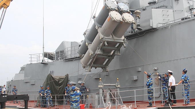 Di chuyển hệ thống tên lửa chống hạm Uran-E vào bệ phóng - Ảnh: Tổng công ty Ba Son cung cấp .