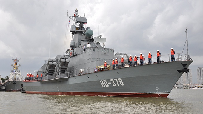 Tàu tên lửa tấn công nhanh HQ 378 và phía sau là HQ 377 chuẩn bị chạy thử nghiệm đường dài (cấp nội bộ).