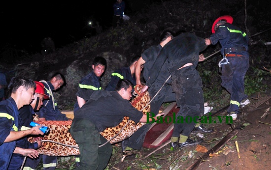 Lực lượng cứu hộ tìm đưa những người còn sống đi cấp cứu. Ảnh: Báo Lào Cai.