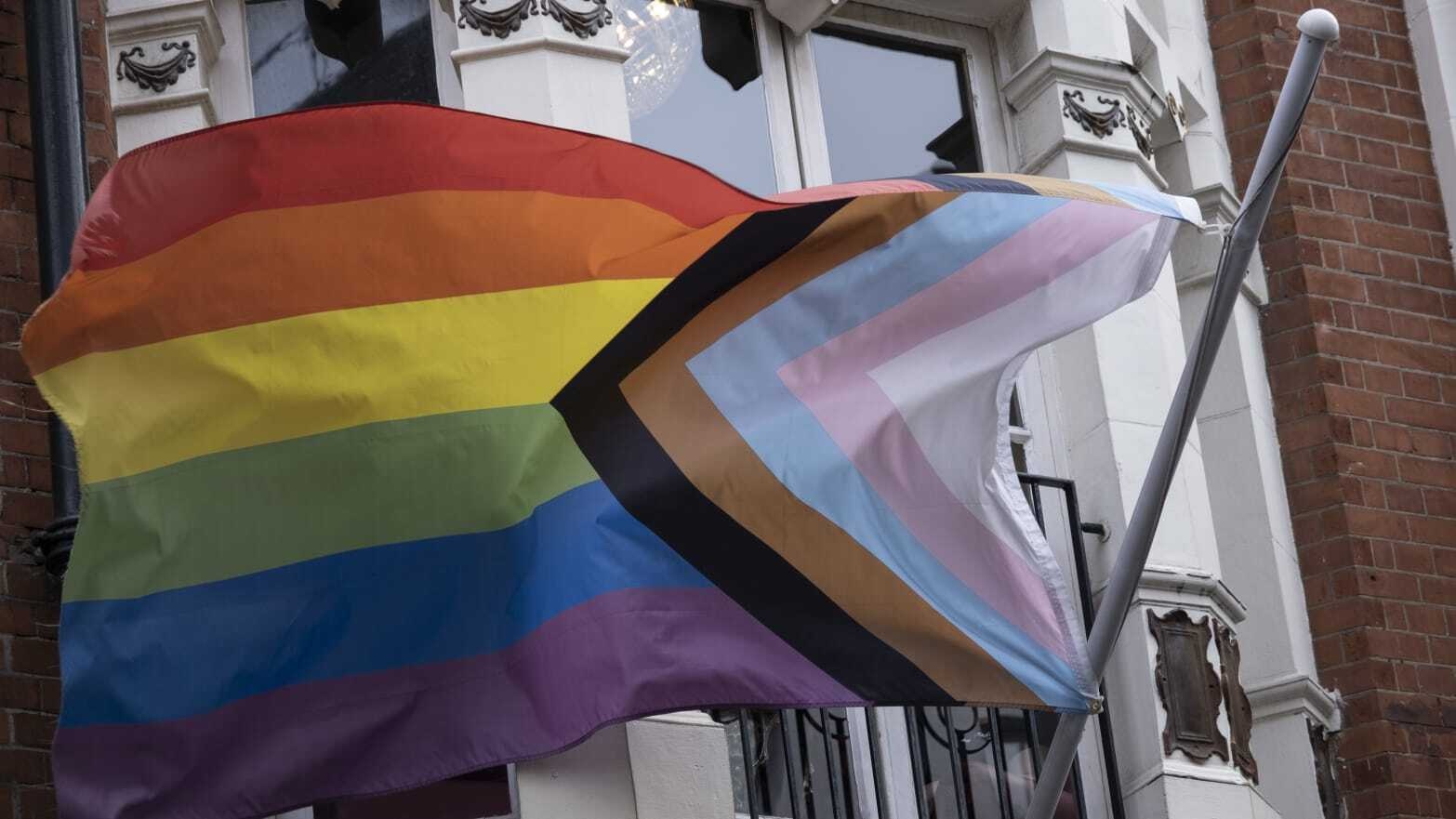 Chinh sach chong LGBTQ cua truong hoc My gay phan no hinh anh