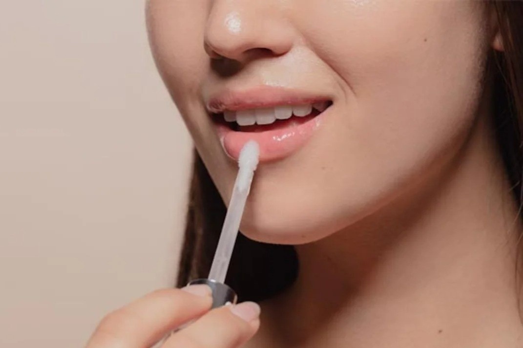 Tac hai khi dung chung son bong hinh anh