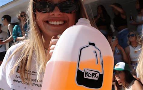 Sinh vien uong hon hop ruou la theo trao luu tren TikTok hinh anh