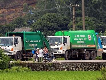 Nguoi dan dung chan, mo loi cho xe vao bai rac Nam Son hinh anh