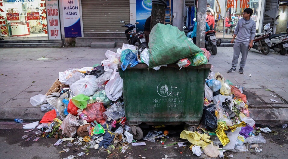 Chu tich Ha Noi len tieng viec duong Thu do ngap trong rac hinh anh