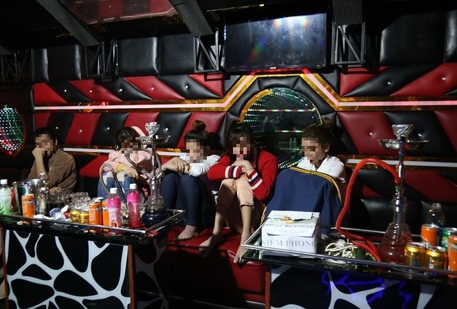 Bat qua tang nhom nam nu to chuc tiec ma tuy o quan karaoke hinh anh