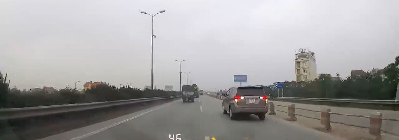 Xe Innova lui tren cao toc o Ha Noi anh 1