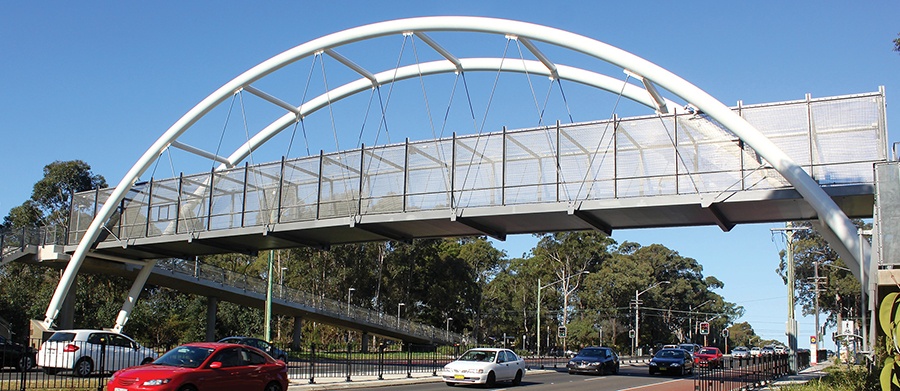 nguoi di bo di vao duong quoc lo anh 4