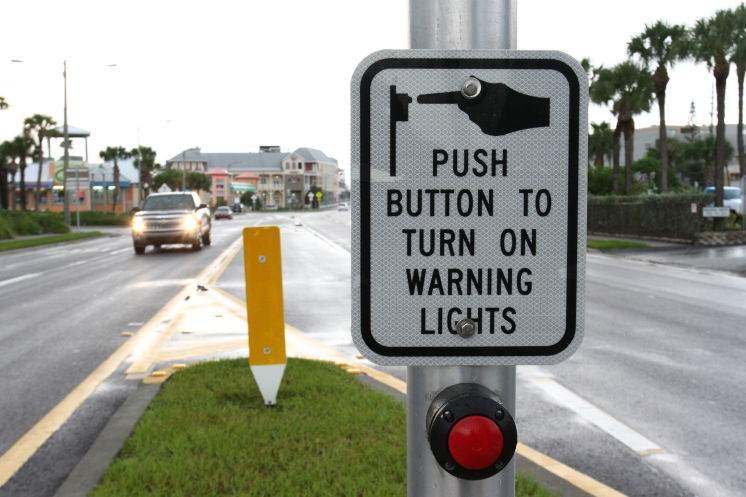 nguoi di bo di vao duong quoc lo anh 6