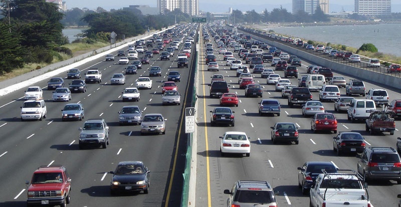 nguoi di bo di vao duong quoc lo anh 2