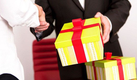 Cac bo nganh, dia phuong phai bao cao viec nhan qua Tet trai quy dinh hinh anh