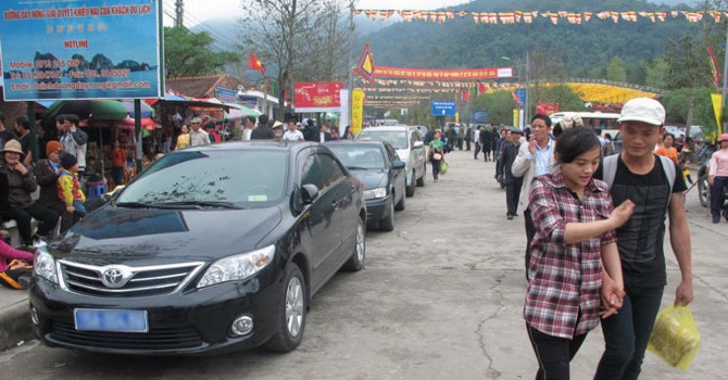 Ha Noi cam can bo, cong chuc lay xe cong, gio hanh chinh di le hoi hinh anh