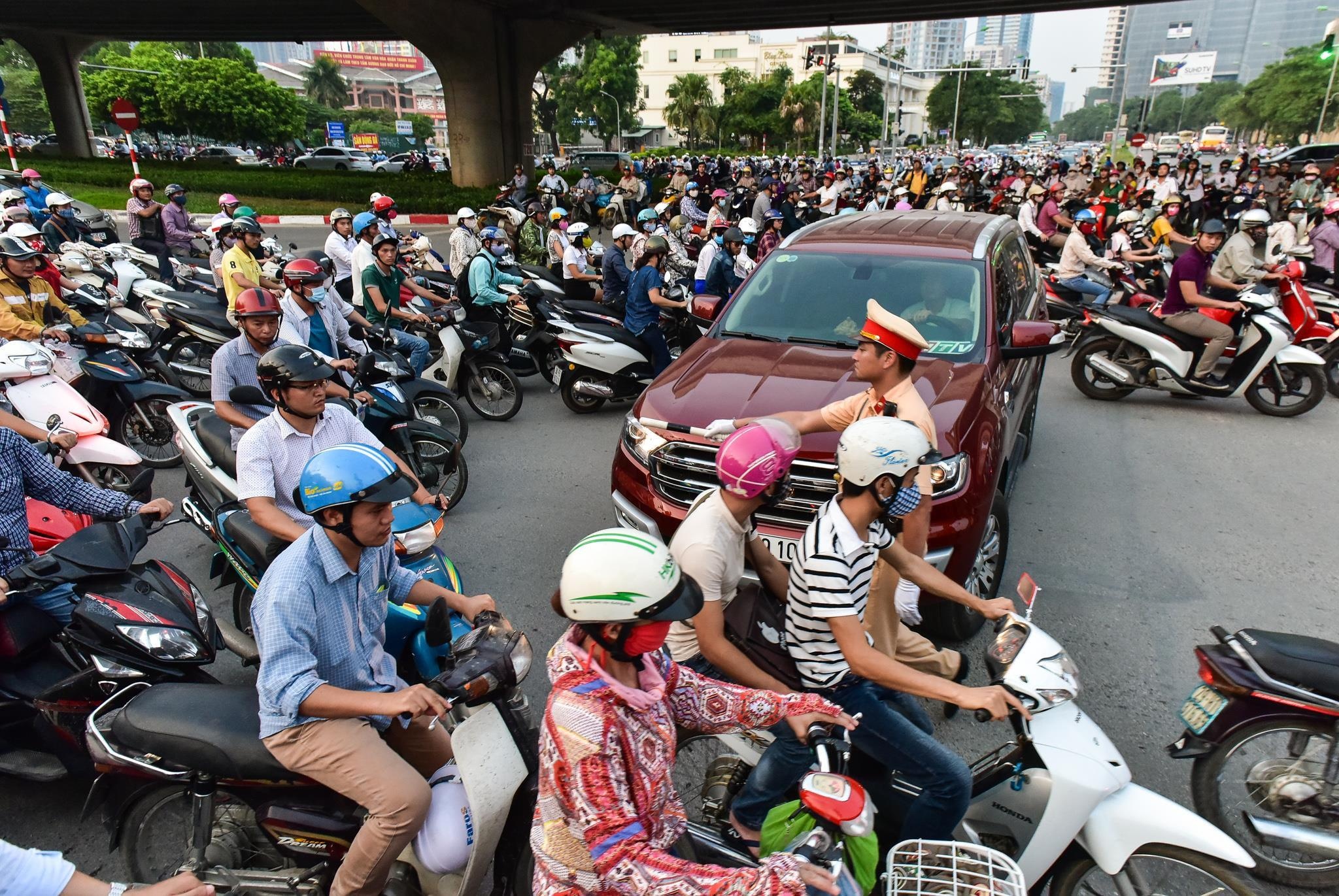 Giam doc So GTVT Ha Noi phu nhan viec chi cam xe may ma bo qua oto hinh anh