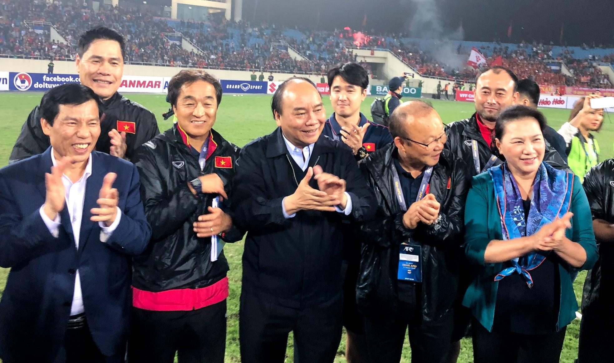 Thu tuong xuong san an mung sau tran thang 4-0 truoc Thai Lan hinh anh