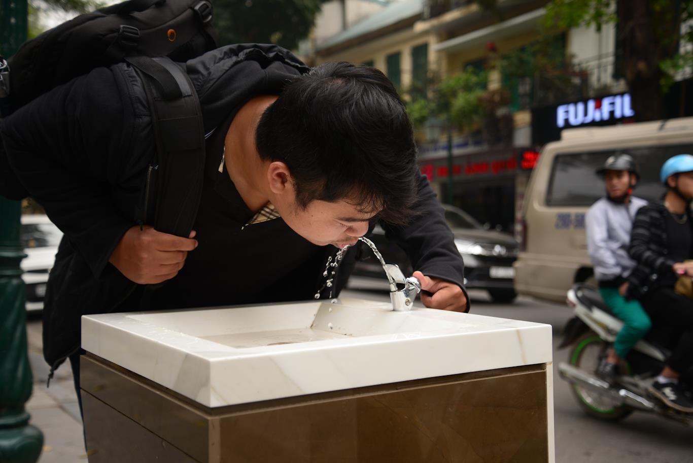 Ha Noi lap voi uong nuoc sach mien phi cho nguoi dan, du khach hinh anh