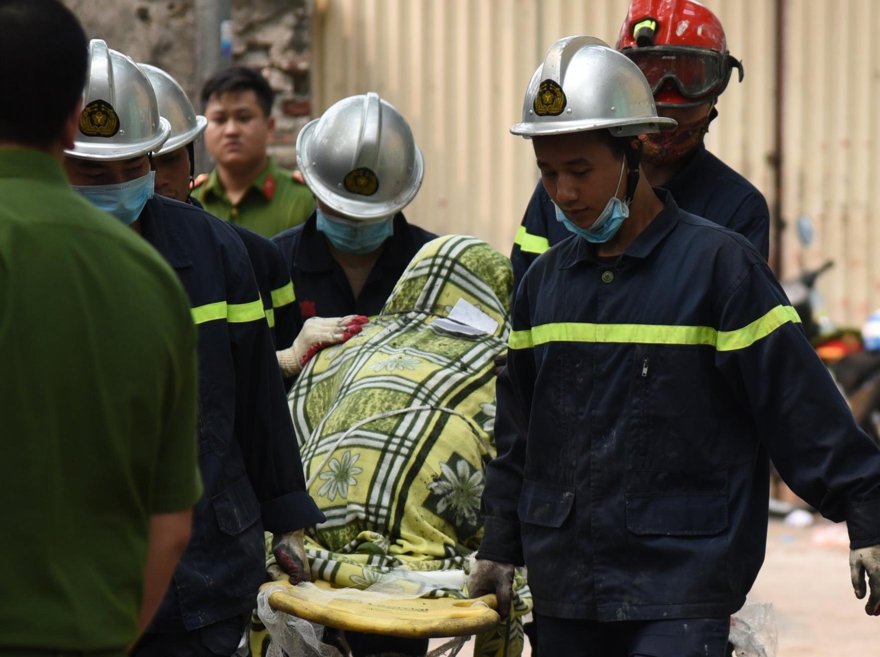 8 nguoi chet trong vu chay nha xuong 1.000 m2 hinh anh