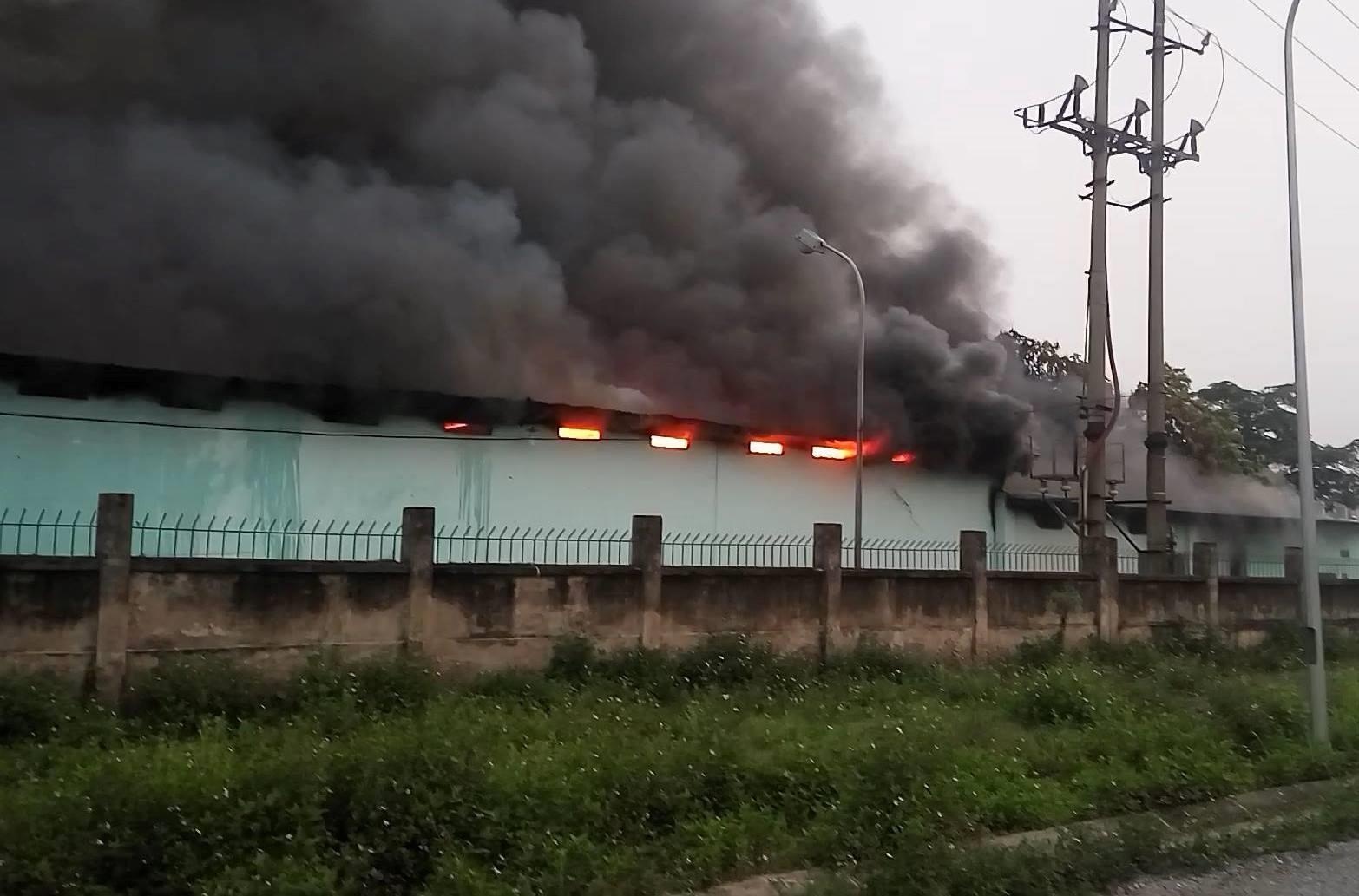 Kho hang cua cong ty duoc chay rui luc sang som hinh anh