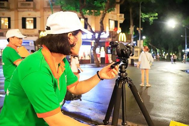 Ha Noi ghi hinh, xu phat hanh vi xa rac bua bai o pho di bo hinh anh