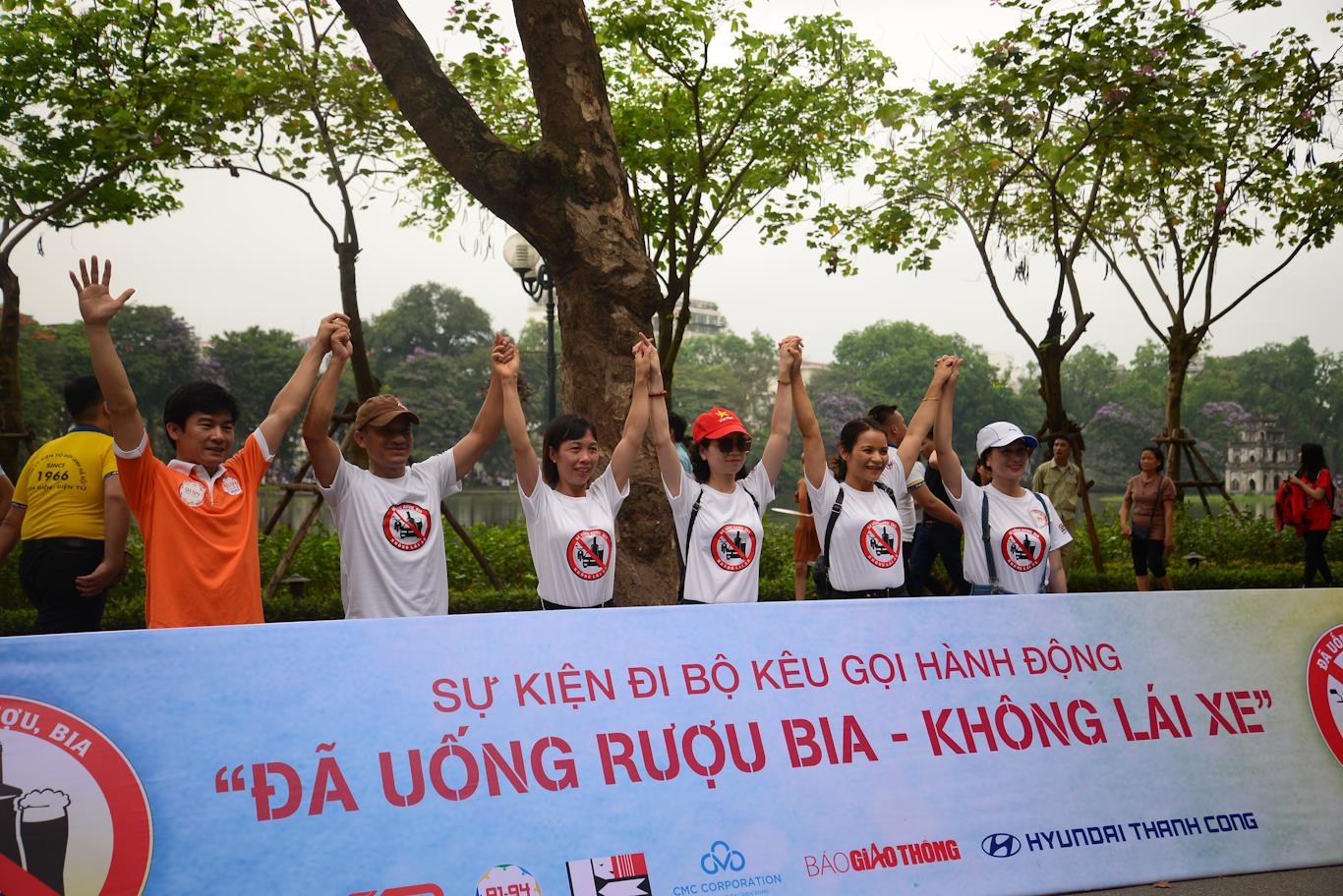 uống rượu bia không lái xe, đi bộ hưởng ứng ảnh 3 uong ruou bia khong lai xe, di bo huong ung anh 3