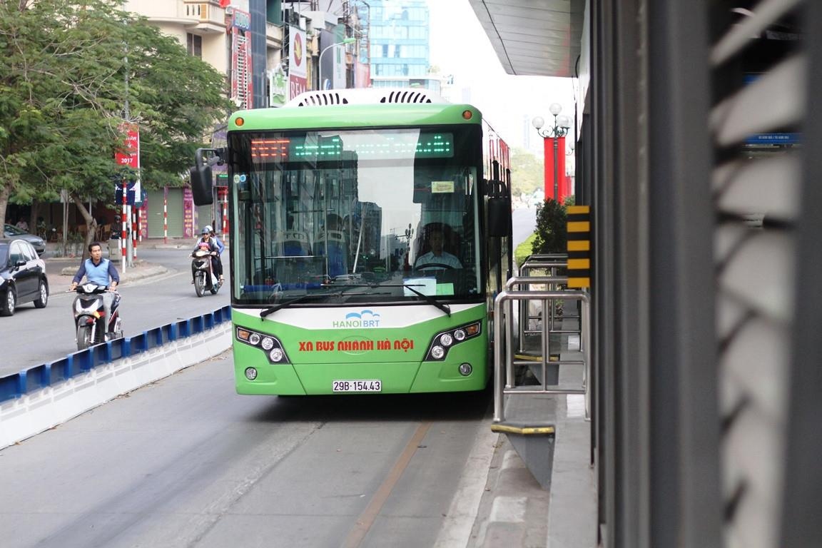 Ha Noi tang tan suat buyt nhanh BRT trong gio cao diem hinh anh