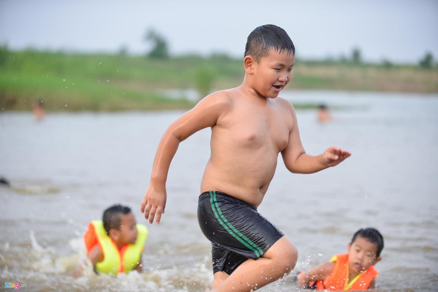 tre em chet duoi anh 1