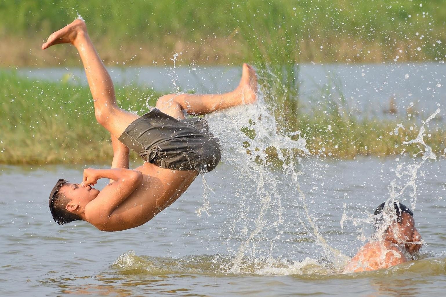 Vi sao tre em duoi nuoc nhieu vao mua he? hinh anh