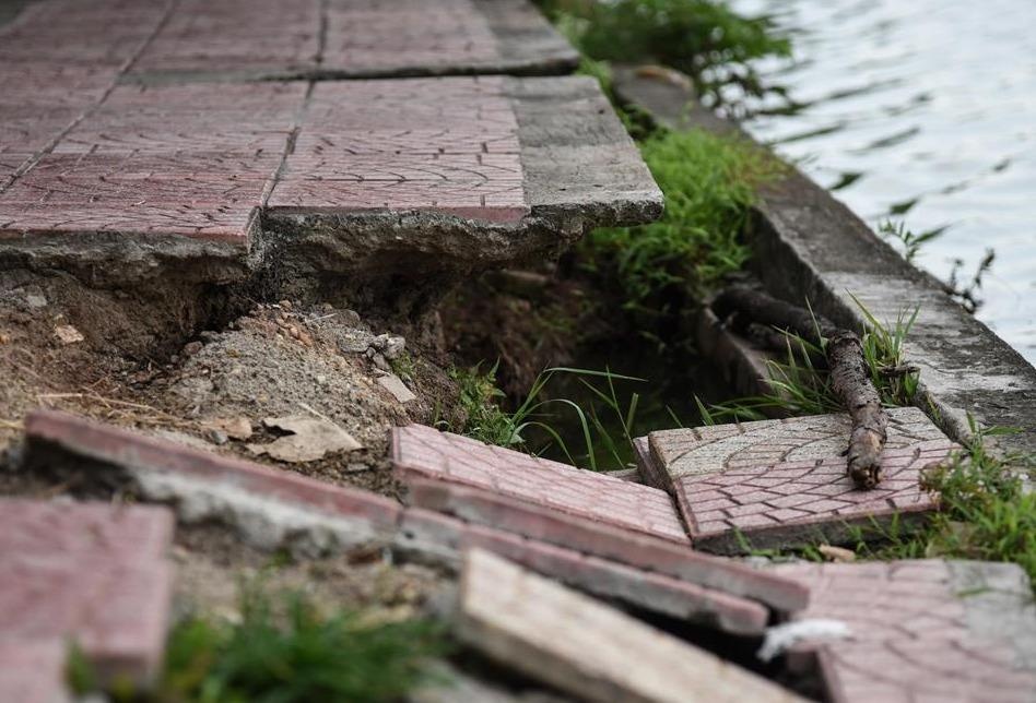 Quan Hoan Kiem yeu cau khac phuc viec sat lo bo ho Guom hinh anh