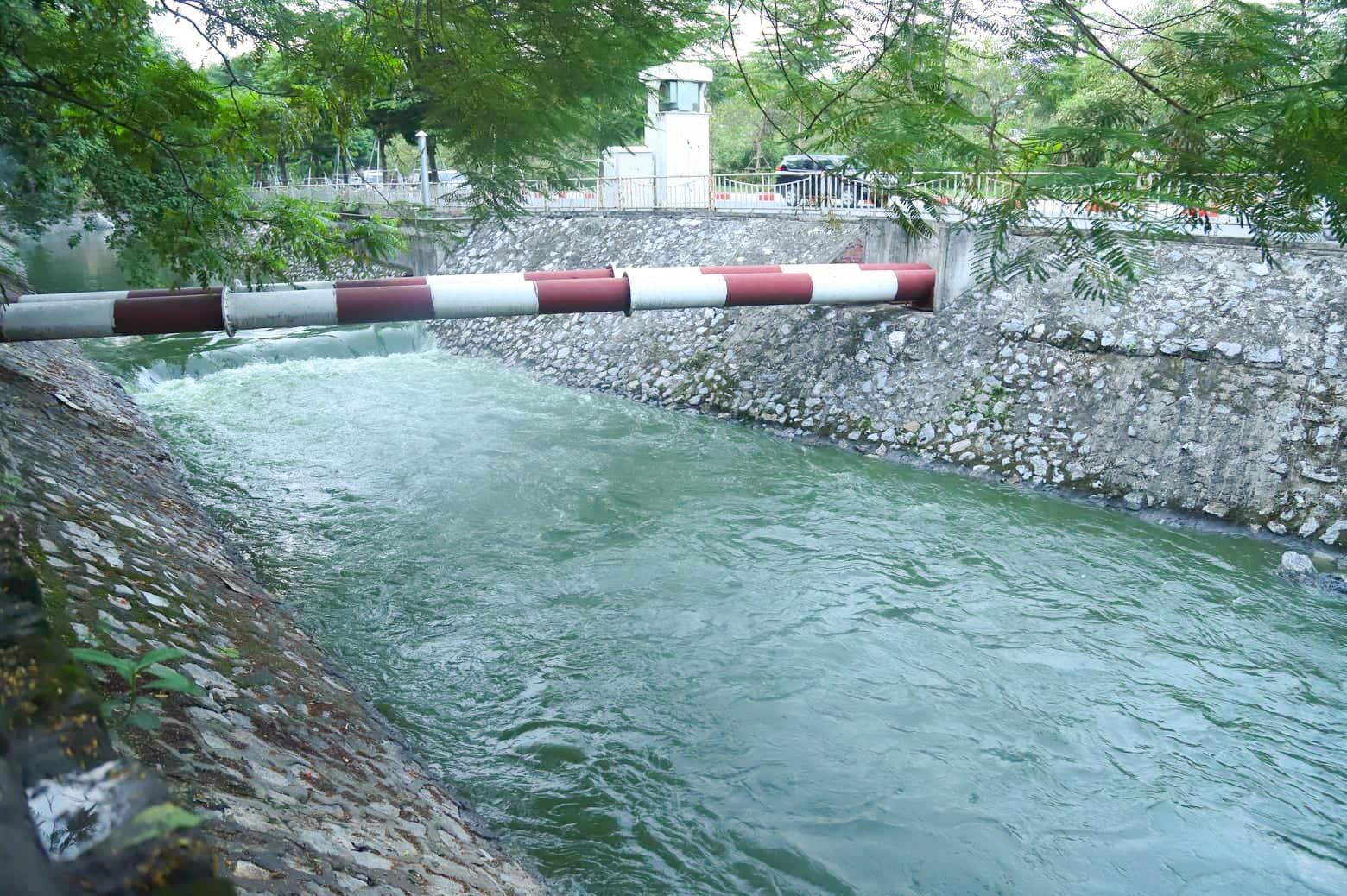 Ung pho bao so 3, Ha Noi tiep tuc xa nuoc ho Tay vao song To Lich hinh anh