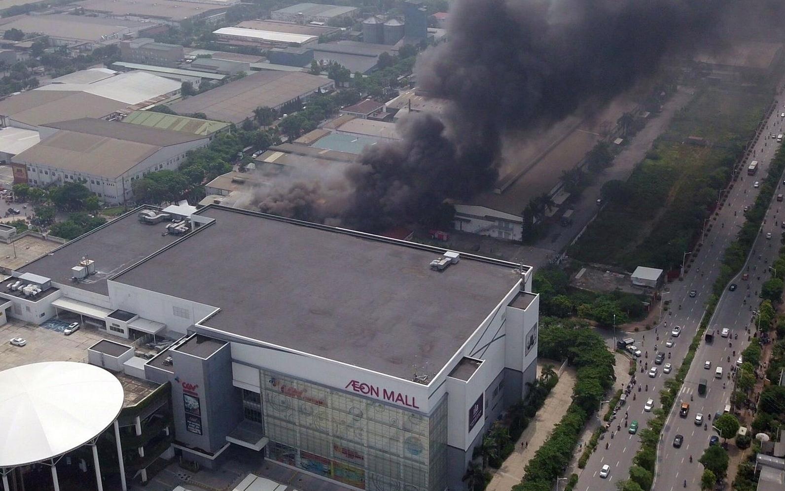 Chay o khu cong nghiep sat Aeon Mall, khoi boc hang chuc met hinh anh