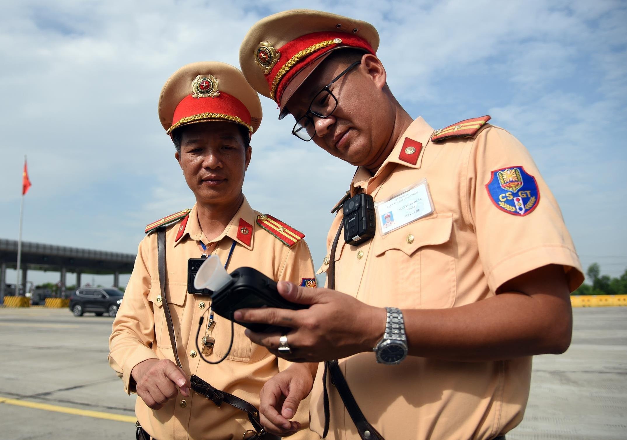 Ha Noi xu phat hon 1.000 tai xe xe khach sau mot thang tong kiem tra hinh anh