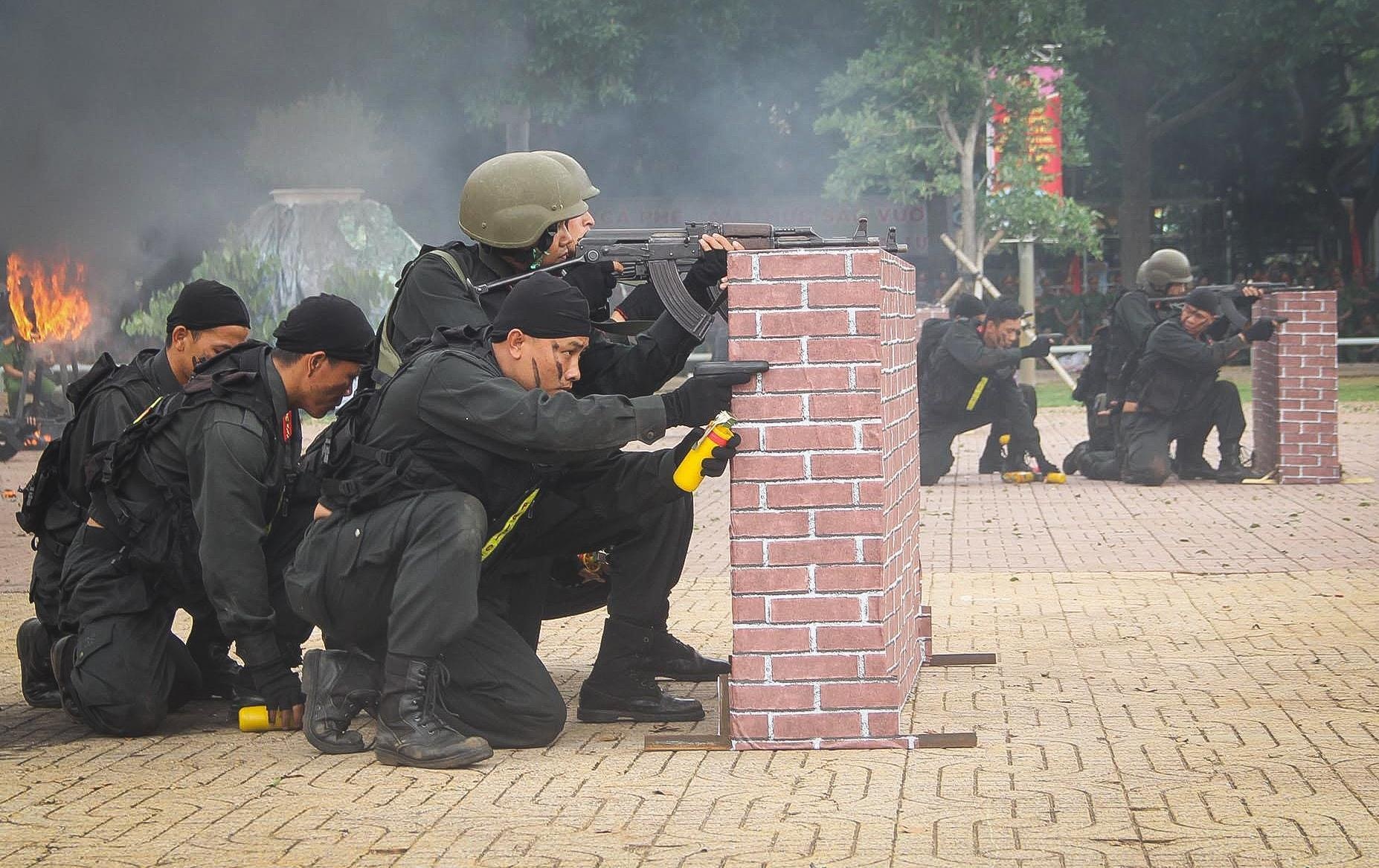 Cong an Ha Noi dien tap chong bieu tinh anh 1