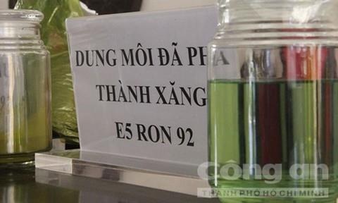 xang gia Trinh Suong,  trinh sat ke chuyen bat xang gia anh 1