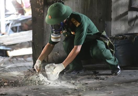 Can canh Binh chung Hoa hoc lay mau xet nghiem tai Rang Dong hinh anh