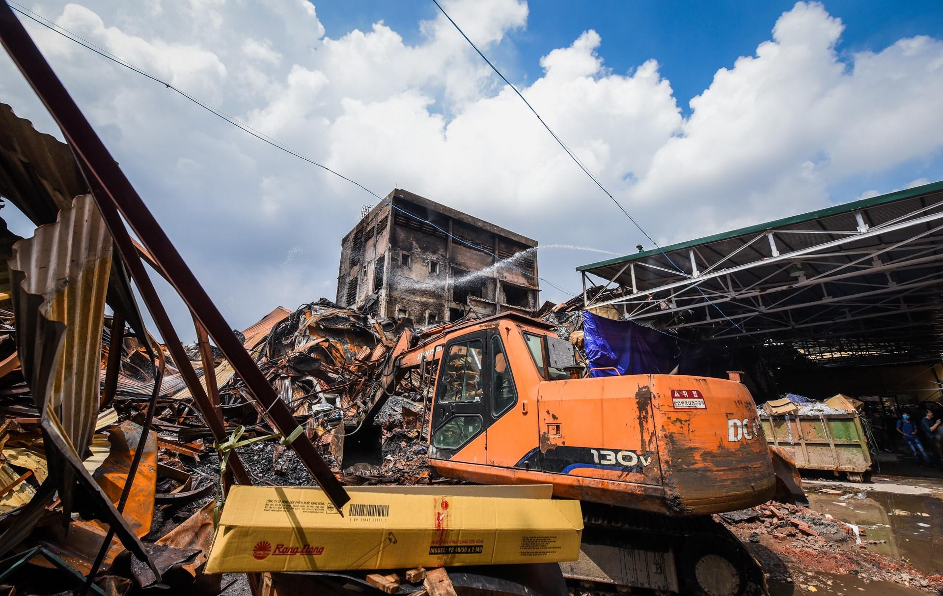 Ha Noi danh 1 tuan de xu ly chat thai trong cong ranh quanh Rang Dong hinh anh
