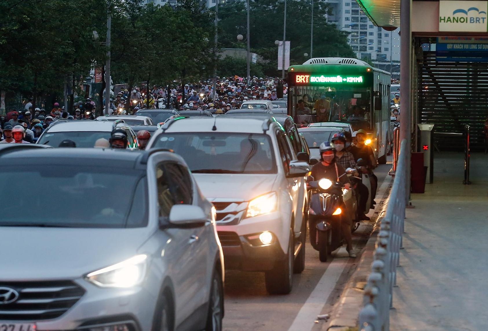 Phai tuoc bot quyen uu tien cua xe may, oto hinh anh