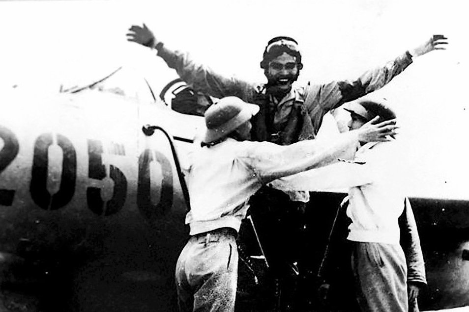 anh hung phi cong Nguyen Van Bay,  chien tich anh hung Nguyen Van Bay anh 4