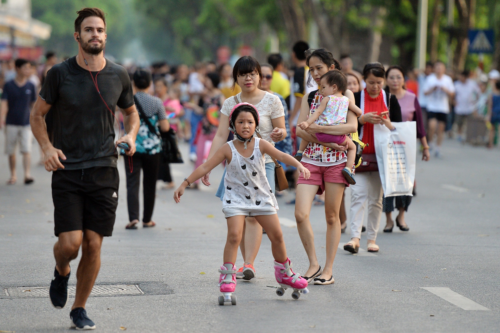 cam phuong tien hoat dong quanh ho Guom anh 1