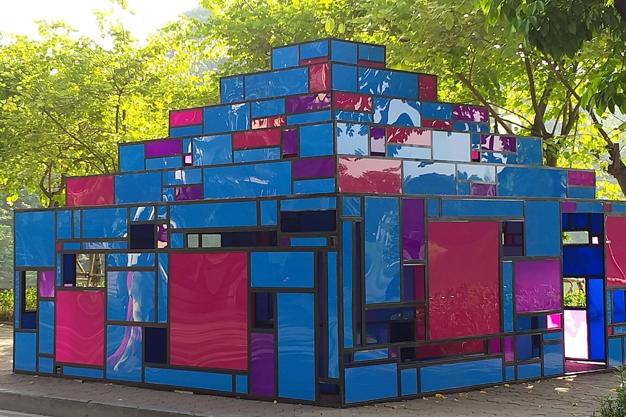 Tac pham nghe thuat nhieu mau sac ven ho Guom bi do bo hinh anh