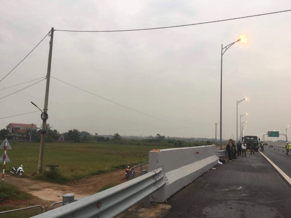 nguoi dan ong di bo bi dam tu vong anh 1