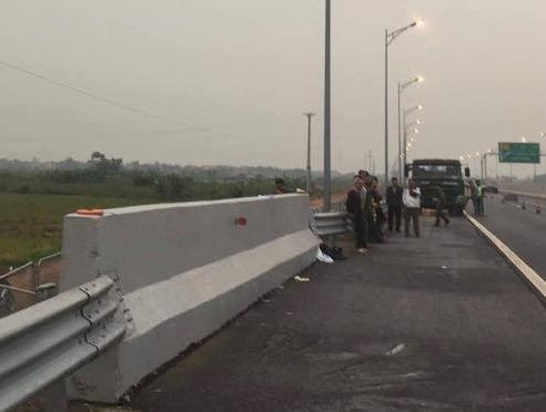 Di bo tren cao toc, nguoi dan ong bi oto tong chet hinh anh