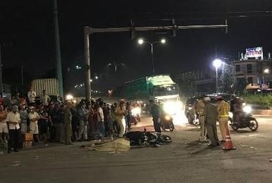 Nguoi cha tu vong vi cuu con gai duoi banh container hinh anh
