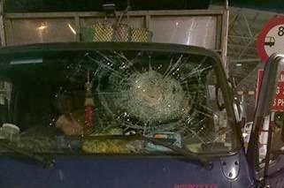 Nhom thieu nien nem vo kinh xe tren cao toc hinh anh